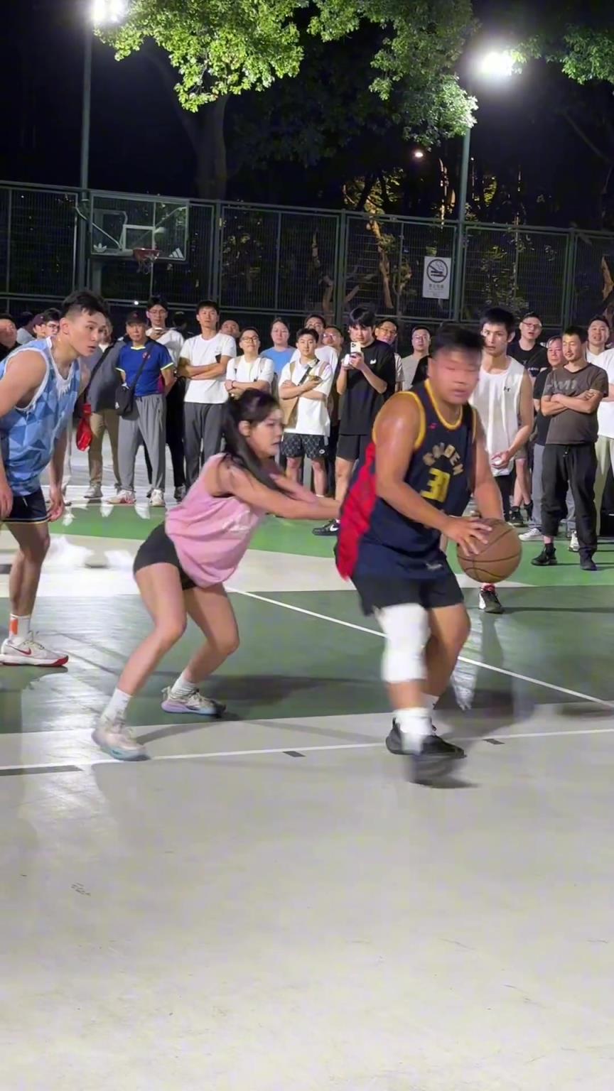 這哥們看見防自己的是女生，一個勁背打，球也不傳了